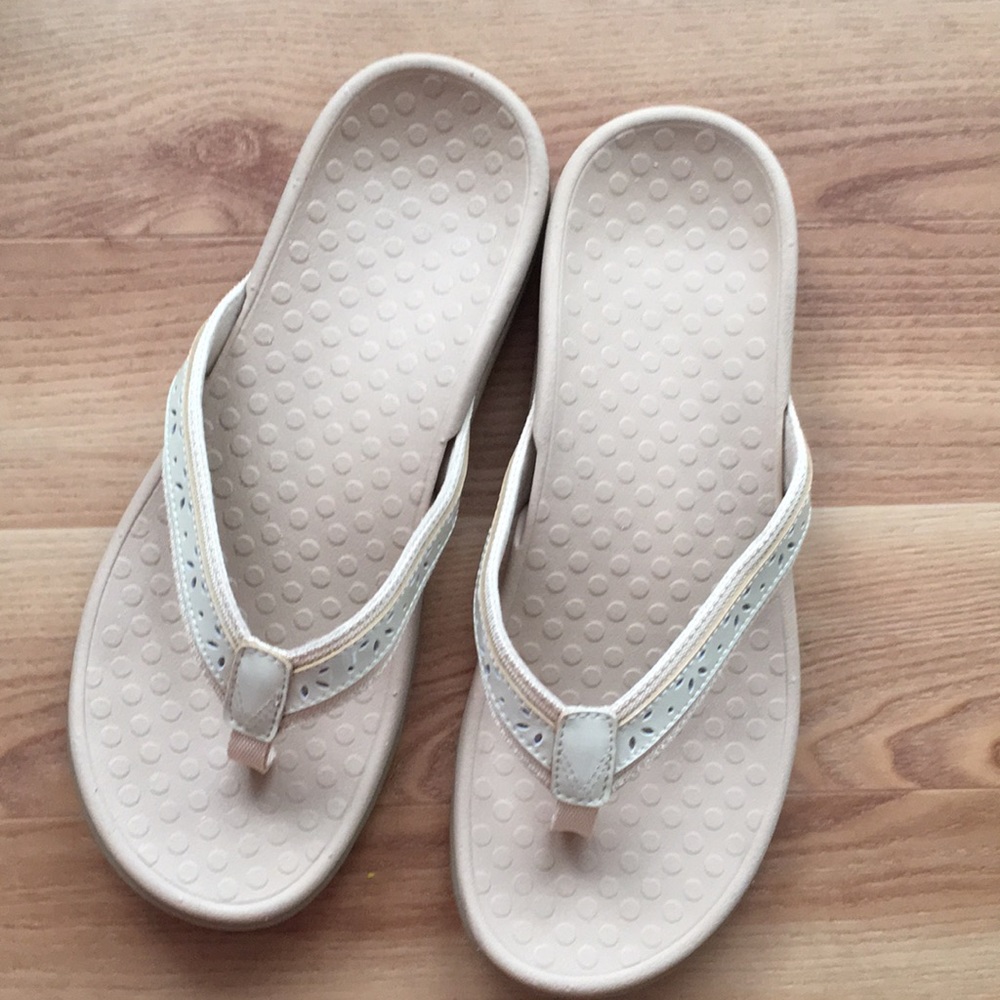 Vionic Casandra Toe post sandal size 10